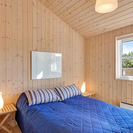 Isbiorn - 800m From The Sea By Interhome